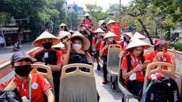 Các VĐV Thái Lan thích thú tham quan Hà Nội trên xe buýt 2 tầng