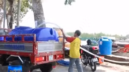 Nguồn nước bị nhiễm mặn, nước ngọt ở Bến Tre đội giá