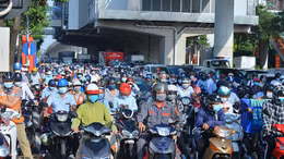 Ùn ứ tại chốt kiểm soát 'vùng đỏ' trong ngày đầu đợt giãn cách lần thứ 4 ở Hà Nội
