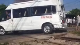 Ô tô vượt rào chắn gây tai nạn với tàu hỏa