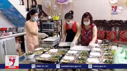 Những bữa cơm tình nghĩa gửi tặng chốt chống dịch