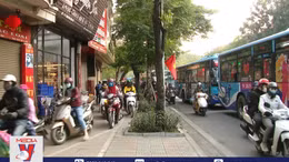 Khó xử lý vi phạm xe đi lên vỉa hè