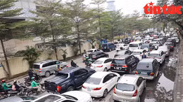 Ô tô xếp hàng dài chờ đến lượt đăng kiểm ở Hà Nội