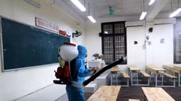Phun khử khuẩn, sẵn sàng đón học sinh trở lại trường sau kỳ nghỉ phòng, chống dịch COVID-19