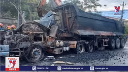 Xe ô tô đầu kéo và container bốc cháy sau khi va chạm