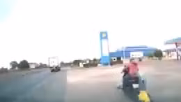 Ô tô đâm xe máy khi rẽ vào cây xăng