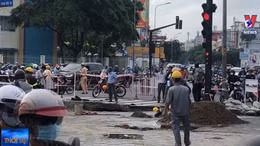 Lấp 'hố tử thần' giữa ngã tư ở TP Hồ Chí Minh