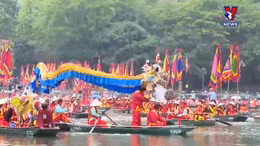 Hàng nghìn du khách nô nức trẩy hội Tràng An