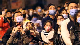 Người dân Thủ đô đón năm mới Tân Sửu không quên phòng dịch COVID-19
