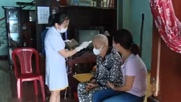Khám chữa bệnh cho người cao tuổi tại nhà