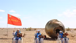 Video các phi hành gia Trung Quốc an toàn trở về Trái Đất sau 90 ngày trên trạm Thiên Cung