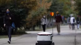 Robot đi siêu thị hộ - Cứu tinh của những người cách ly vì COVID-19