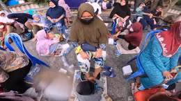 Lễ rửa chân báo hiếu mẹ ở Indonesia