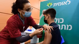 Israel mở rộng tiêm vaccine COVID-19 cho thanh thiếu niên, phục vụ thi cử