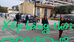 Xếp hàng thời dịch COVID-19 tại Italy: Khách đứng cách nhau cả mét