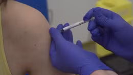 Anh bắt đầu thử nghiệm vaccine trên người