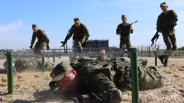 Xem lính thủy đánh bộ Nga vượt chướng ngại vật rải trên 10km