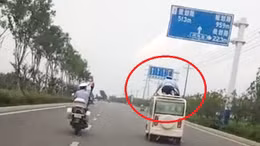 Cảnh sát bám nóc xe để bắt ô tô phạm luật như phim hành động