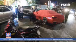 'Siêu xe' tông vào nhà hàng, nhiều người tháo chạy