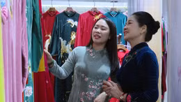 Áo dài xưa đón Tết về