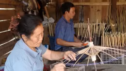 Gìn giữ và phát triển nghề làm ô giấy tại Lào