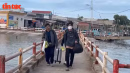 Các thí sinh từ xã đảo Thạnh An (huyện Cần Giờ, TP Hồ Chí Minh) được hỗ trợ vào đất liền dự thi.