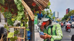 Lái xe công nghệ ghé điểm tiếp nước miễn phí để uống giải nhiệt dưới thời tiết nắng nóng.