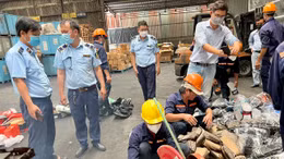 Lô hàng trị giá gần 7 tỷ đồng được mang đi tiêu hủy.