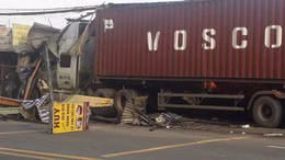 Hiện trường xe container tông 6 kiot ở dưới dạ cầu vượt Sóng Thần (thành phố Thủ Đức, TP Hồ Chí Minh)