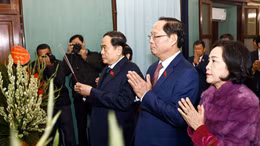 Dâng hương tưởng nhớ Chủ tịch Hồ Chí Minh