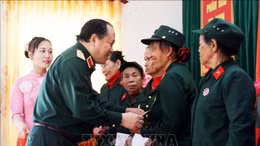 Tặng quà tri ân 72 nữ pháo binh Ngư Thủy anh hùng
