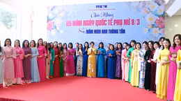 Phái đẹp Thông tấn duyên dáng trình diễn áo dài và trổ tài cắm hoa