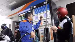 Có thể giảm 2% thuế VAT xăng dầu tới hết 2026