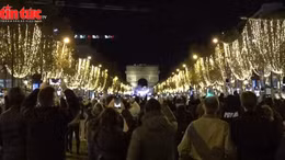 Đại lộ Champs Élysées rực rỡ ánh sáng Giáng sinh, khởi đầu mùa lễ hội ở Paris