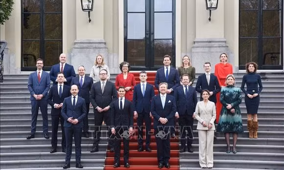 Nhà Vua Hà Lan Willem-Alexander (thứ 2, phải, phía trước) chụp ảnh cùng các thành viên trong Chính phủ của Thủ tướng Rob Jetten (thứ 2, trái, phía trước) tại La Haye, ngày 23/2/2026. Ảnh: THX/TTXVN