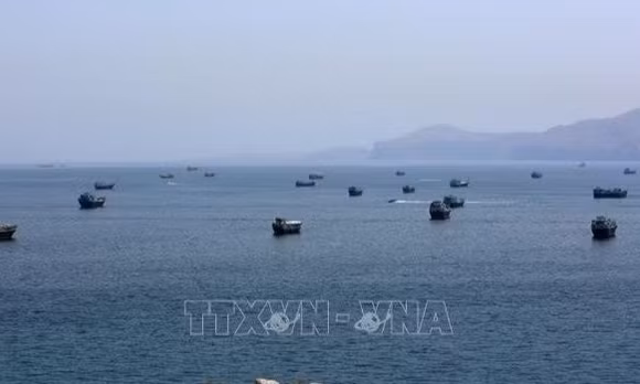 Tàu thuyền trên eo biển Hormuz, ngày 20/6/2026. Ảnh: THX/TTXVN phát 