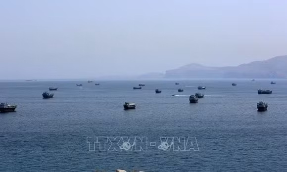 Tàu thuyền trên eo biển Hormuz, ngày 20/6/2026. Ảnh: THX/TTXVN phát 