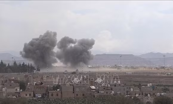 Khói bốc lên sau các cuộc không kích xuống Sanaa, Yemen. Ảnh: THX/TTXVN phát