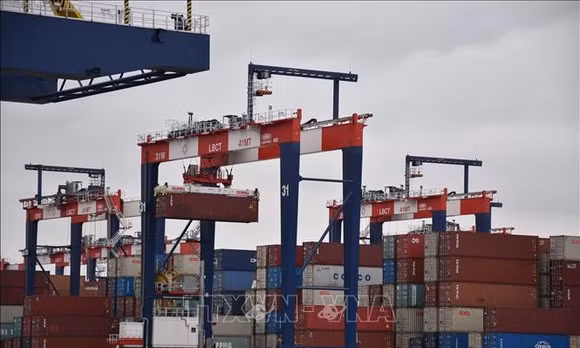 Cảng container Long Beach ở California, Mỹ. Ảnh: THX/TTXVN