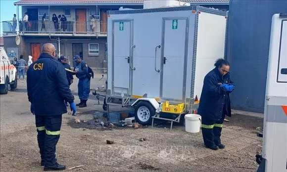 Cảnh sát điều tra tại hiện trường vụ xả súng ở thị trấn Lwandle, gần thành phố Cape Town, Nam Phi ngày 27/9/2026. Ảnh: THX/TTXVN phát