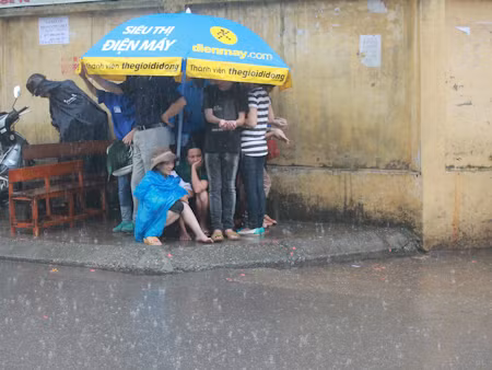 Hà Nội: Phụ huynh đội mưa tầm tã chờ con thi ĐH ảnh 7