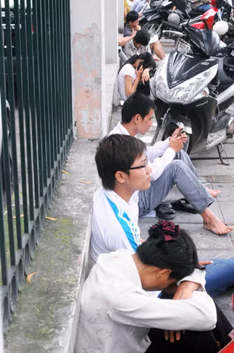 Muôn vẻ phụ huynh 'ngóng' sĩ tử ảnh 7