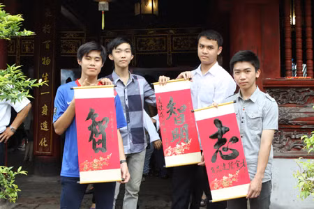 Cùng sĩ tử đến Văn Miếu cầu may ảnh 14