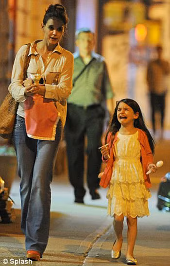 Suri Cruise kẹt trong cuộc chiến ly hôn của cha mẹ ảnh 2