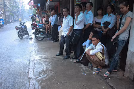Hà Nội: Phụ huynh đội mưa tầm tã chờ con thi ĐH ảnh 6