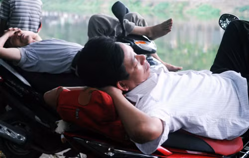 Muôn vẻ phụ huynh 'ngóng' sĩ tử ảnh 6