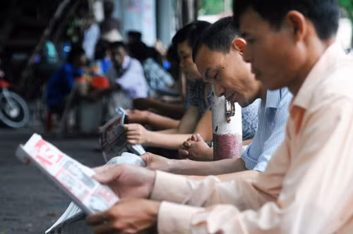 Muôn vẻ phụ huynh 'ngóng' sĩ tử ảnh 4