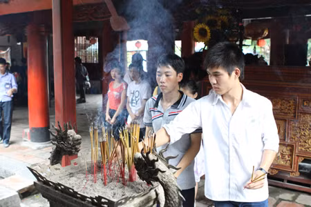Cùng sĩ tử đến Văn Miếu cầu may ảnh 4