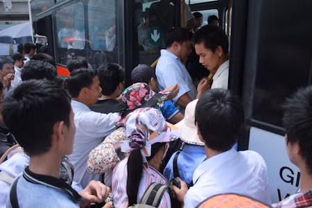 Sĩ tử vật vã với xe buýt trong ngày thi cuối ảnh 13