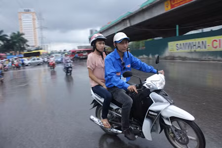 Thí sinh về Hà Nội, bến xe ngập màu xanh ảnh 1